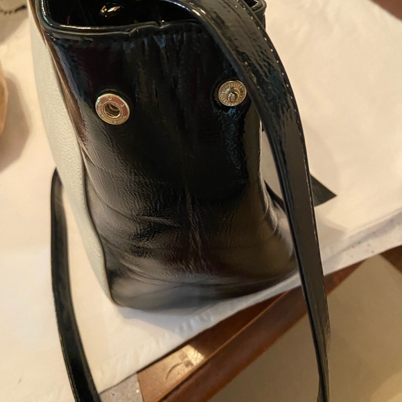 Betsy Johnson black and white bow bag with floral interior - Picture 9 of 10